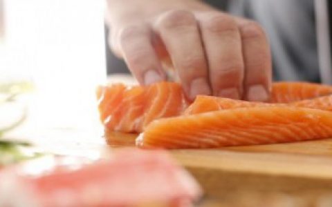 三文鱼生吃前如何处理（三文鱼生吃前怎样处理）