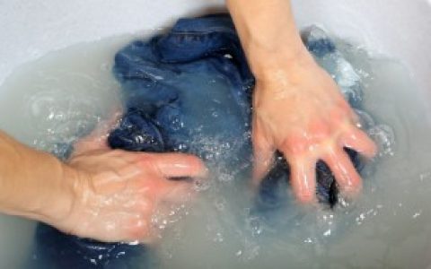 衣服沾油渍茶渍了如何办 怎么解决衣服沾油渍茶渍