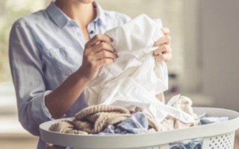 【如何色衣服更白】白色衣服怎么洗更白