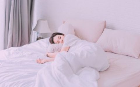 梦见别人吐血（梦见别人在吐血）