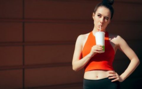 宝宝饮水杯用什么材料的好（宝宝饮水杯用什么材质的好处）