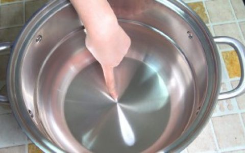 【如何清洗不锈钢的污渍】怎样清洗不锈钢的污渍