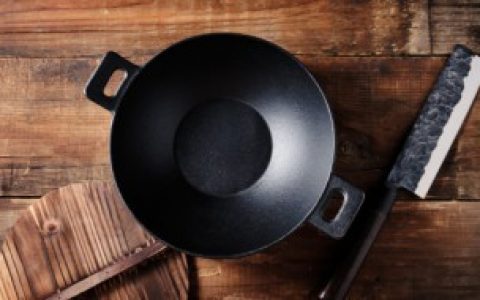 【铸铁锅如何开锅】铸铁锅开锅的方法