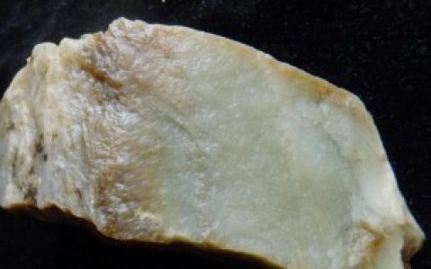 和田玉籽料和山料的区别（和田玉籽料和山料的区别有哪些）