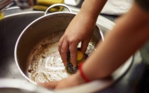 锅底的黑垢如何清洗 锅底的黑垢怎样清洗