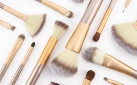 如何成为一名化妆师（怎么成为一名化妆师）