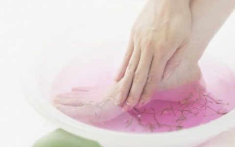【为什么泡脚出汗】泡脚出汗是什么原因