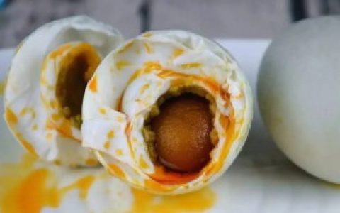 【咸蛋的蛋黄为什么会出油】咸蛋的蛋黄会出油的原因