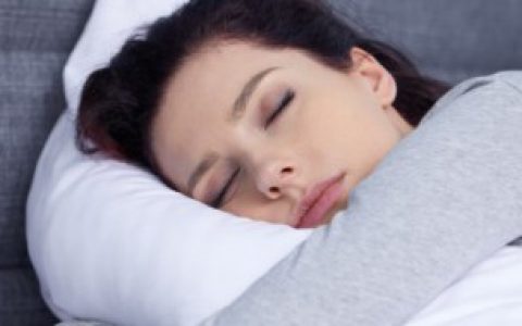 女人梦见自己光脚走路的含义（女人梦见自己光脚走路的含义是什么）