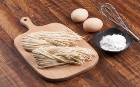 泡面煮着吃和泡着吃哪种更健康（泡面煮着吃还是泡着吃健康）