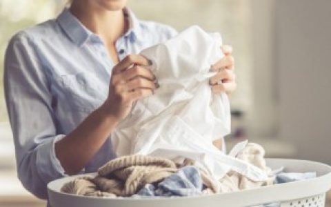 衣服上汗斑汗渍如何去除,衣服上汗斑汗渍怎么去除