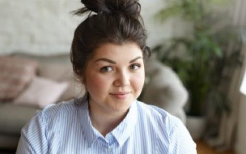 脸上长斑能不能用刮痧板刮（脸上长斑能用刮痧板刮吗）