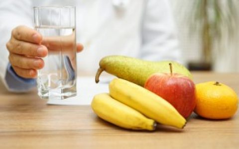 【水杯招蚂蚁是怎么回事】水杯招蚂蚁的原因