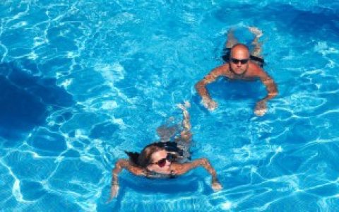 【梦见在游泳池里游泳是什么预兆】梦见泳池里游泳好不好