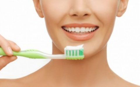 刷牙时牙膏是否量越多越好 刷牙时牙膏是不是量越多越好
