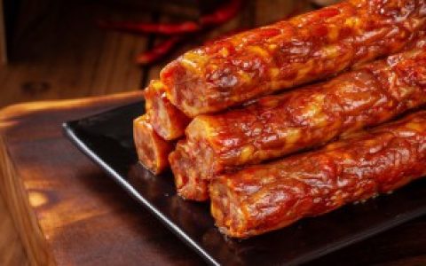 香肠是如何制作的,香肠是用什么肠子做的