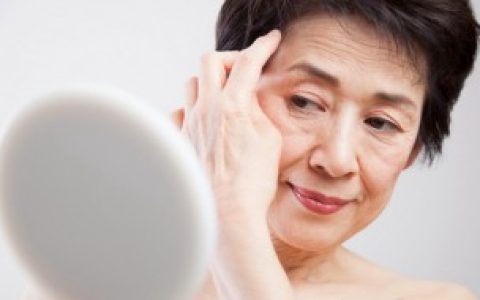 关于女人长斑吃什么调理,女人长斑吃什么调理