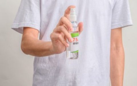 酒精和84混合会中毒吗,酒精和84混合使用是真的会中毒吗