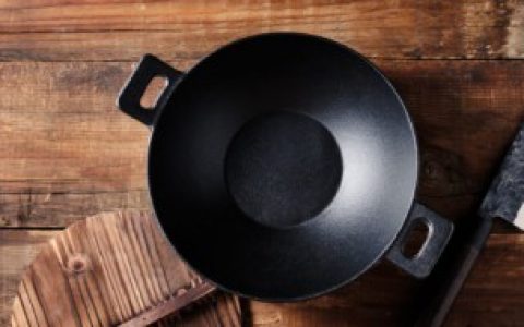 铁锅第一次使用如何清洗,铁锅第一次使用就热怎么清洗