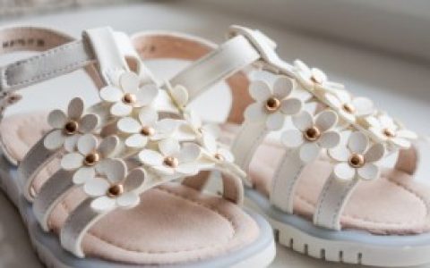 塑料凉鞋磨脚如何处理,塑料凉鞋磨脚怎么处理