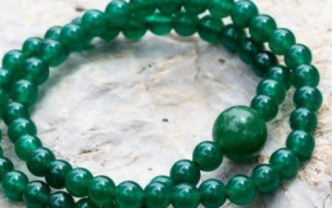 翡翠有荧光什么样子， 翡翠荧光是怎么样的