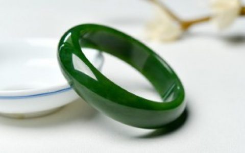 带翡翠手镯有什么禁忌， 带翡翠需要注意什么