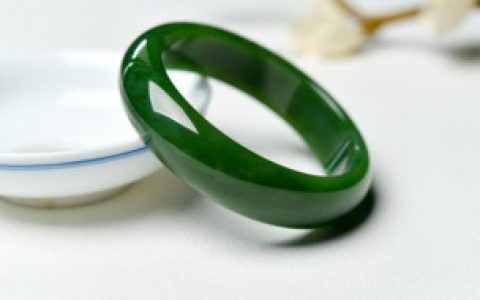 戴和田玉好还是戴翡翠好， 翡翠和和田玉哪个好