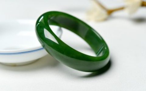 什么是翡翠玉镯的石花， 翡翠玉镯的石花是指什么