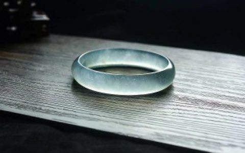 什么样的翡翠手镯佩戴对人体好， 什么样的翡翠手镯佩戴对人体比较好