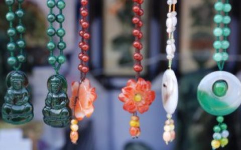 带和田玉好不好呢， 带和田玉好还是翡翠好