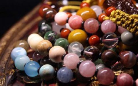 是带玉好还是带翡翠好， 玉好翡翠好