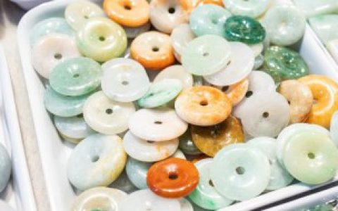 翡翠的根是什么颜色的， 翡翠的根的介绍