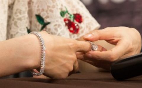 分辨钻石真假的技巧， 怎样钻石真假鉴别