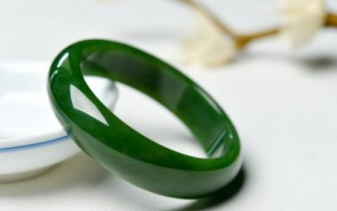 手镯玉的和翡翠的哪个好， 手镯玉的好还是翡翠好