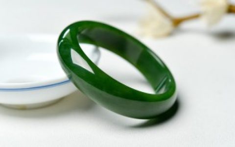 玉镯和翡翠手镯的区别， 玉镯和翡翠手镯的区别是什么