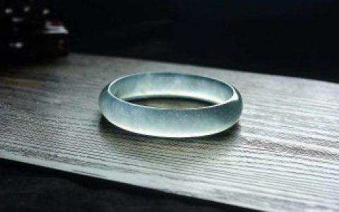 翡翠手镯如何带好， 翡翠手镯怎么带好