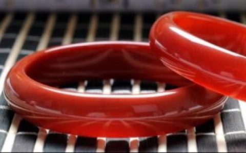 红色的玉镯是什么材质， 红色的玉镯是啥材质