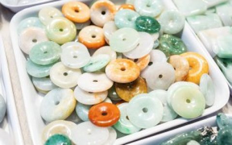 怎样辨认翡翠的真假， 翡翠怎么看真假