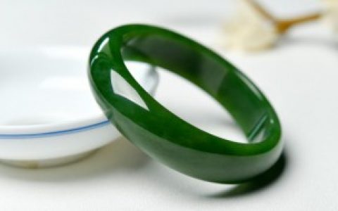 翡翠手镯的寓意， 翡翠手镯的寓意是什么呢