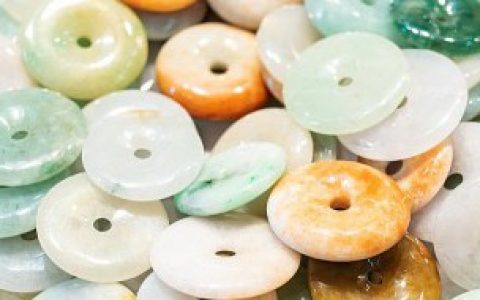 翡翠中黑棉是什么， 翡翠有黑棉是什么