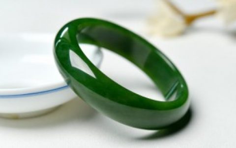 买翡翠看种还是看色， 翡翠买种还是买色