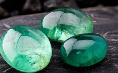 真翡翠和假翡翠区别， 真翡翠和假翡翠怎么区分