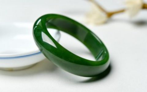 如何辨别真假翡翠手镯， 辨别真假翡翠手镯的方法