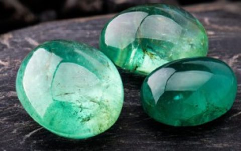 缅甸买的翡翠戒指什么材质， 缅甸翡翠戒指可以用什么来镶嵌