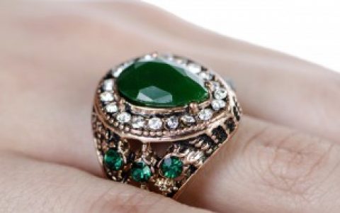 翡翠戒指带哪个手指， 翡翠戒指带哪个手指的寓意