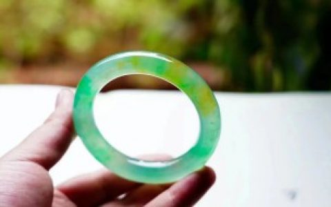 翡翠镯子什么样好， 翡翠镯子哪种比较好