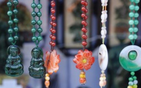 关于红翡翠颜色介绍， 红翡翠是什么颜色好