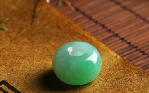 玻璃种翡翠一克多少钱， 玻璃种翡翠多少钱一克