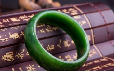 翡翠有雾是什么意思， 翡翠起雾是什么意思