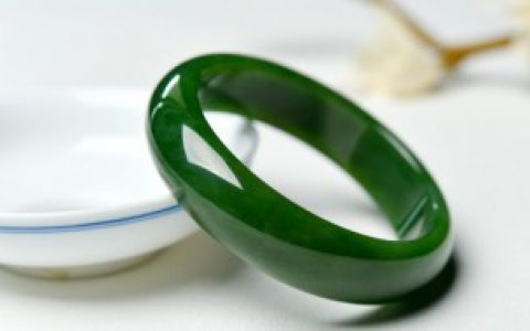 怎么判断帝王绿翡翠手镯真假， 翡翠帝王绿手镯鉴定